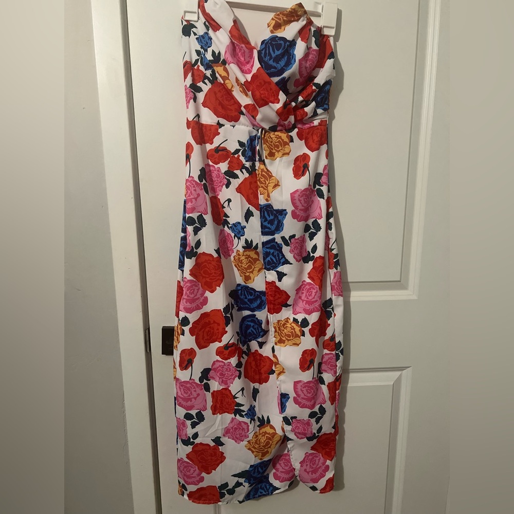 NWOT: Cute floral dress! Cute slit - great dress just doesn’t fit me up top!